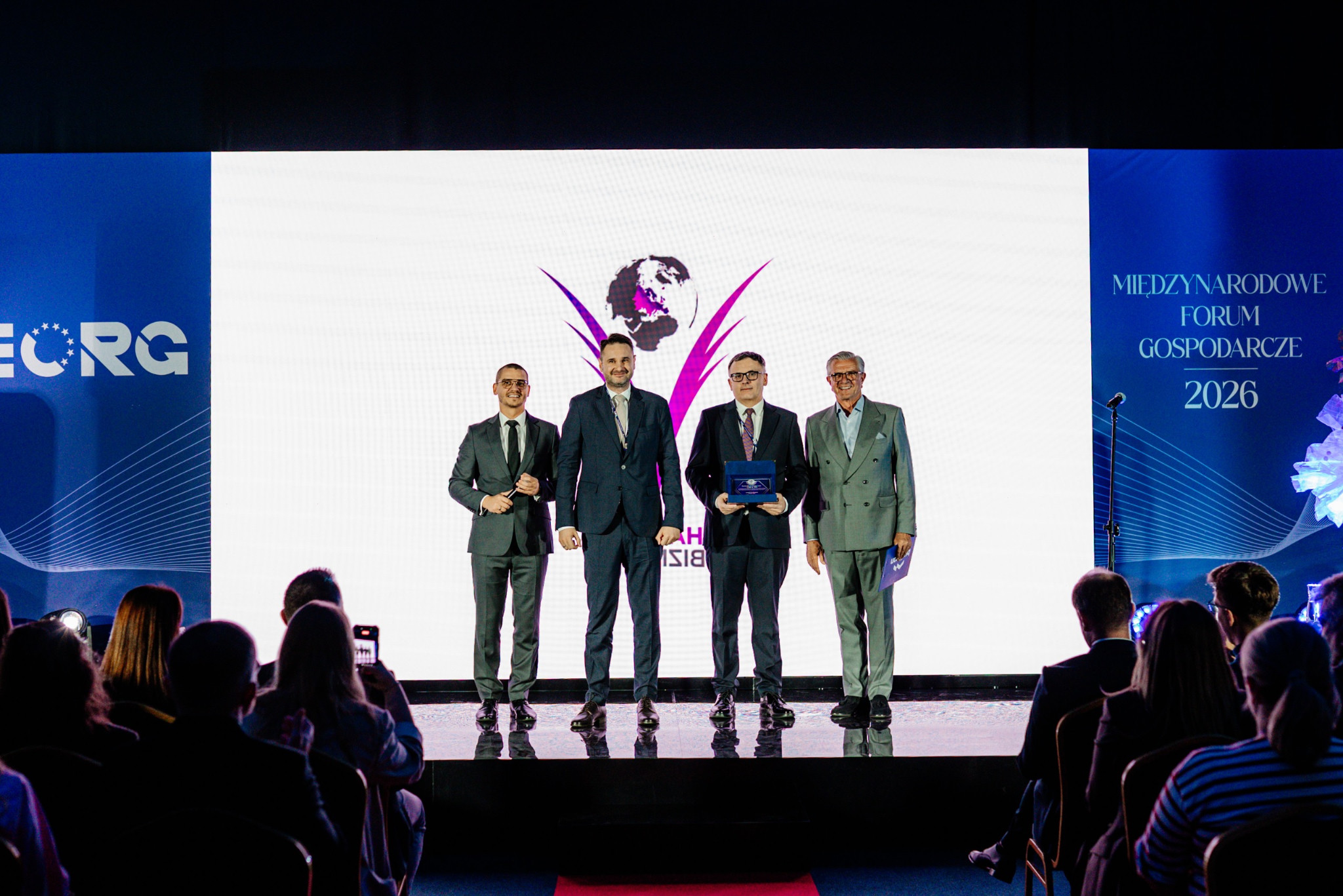 Wręczenie nagrody Kancelarii Empirium na scenie VIII Międzynarodowego Forum Gospodarczego.
